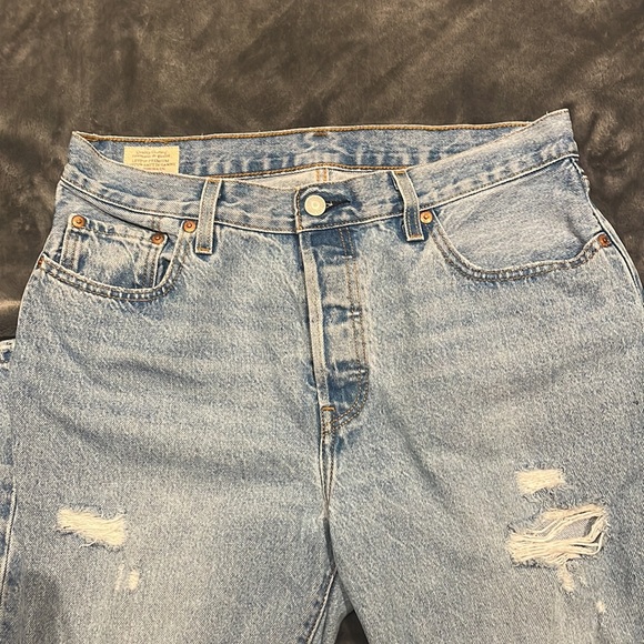 🌸 Levi’s Distressed Light Blue Jeans 🌸 - Picture 5 of 6